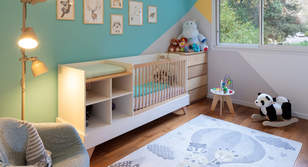 Une chambre d'enfant décorée avec des couleurs vives et des jouets amusants.