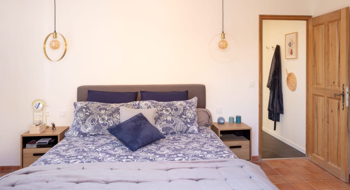 Chambre d'hôtes accueillante avec un lit confortable et décor moderne.