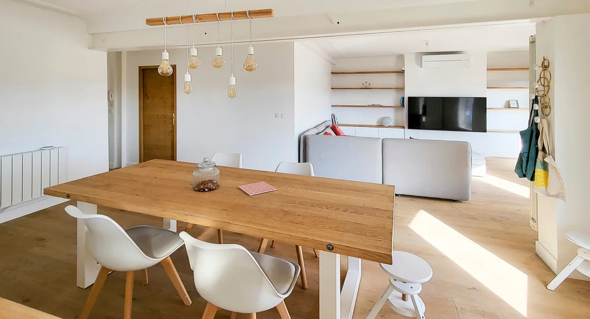 Intérieur moderne et lumineux d'un salon avec une grande table à manger.