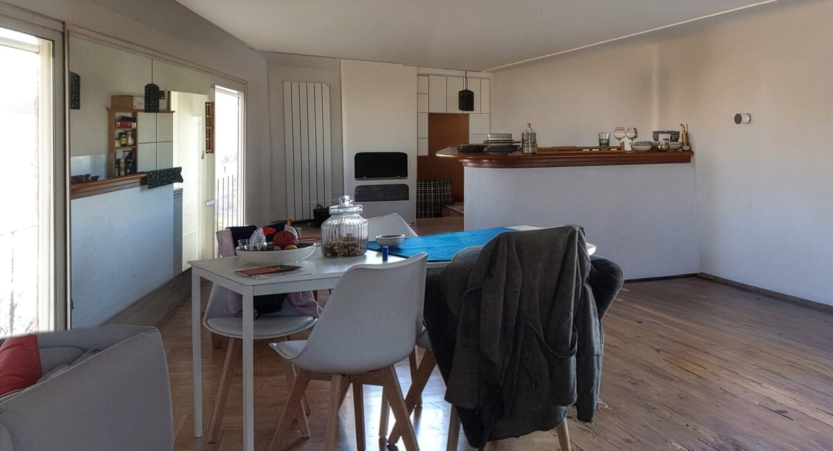 Intérieur d'une petite salle à manger avec une table et des chaises.