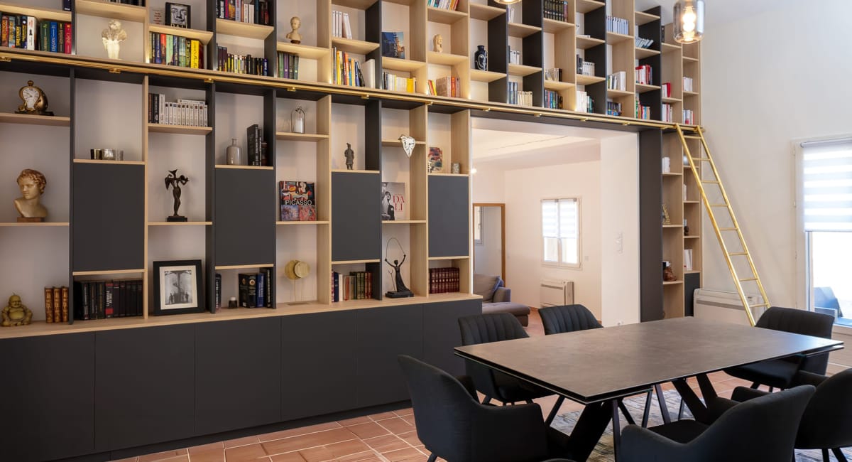 Une bibliothèque sur mesure et un espace de lecture élégant dans un intérieur moderne.