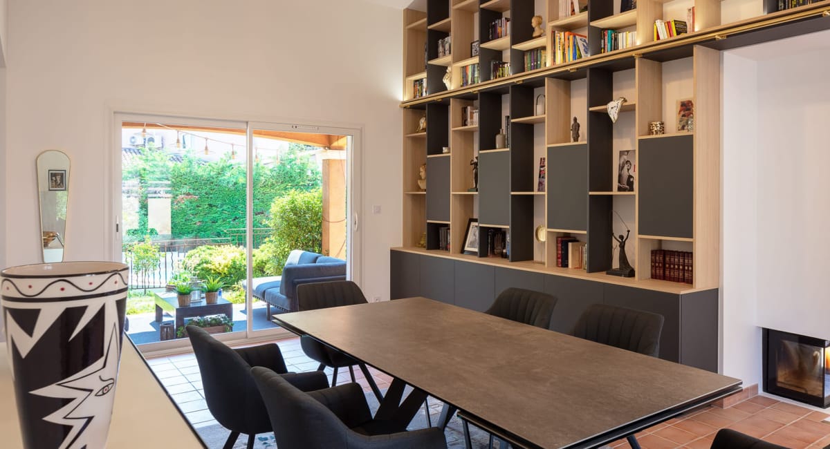 Intérieur d'une bibliothèque spacieuse et moderne avec une table à manger et vue extérieure.
