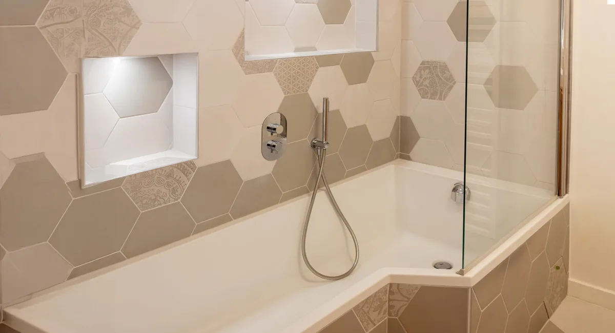 Baignoire moderne avec douche à l'italienne et carrelage décoratif élégant.