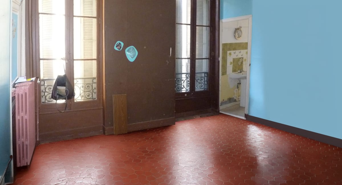 Piètre pièce avec un sol carrelé rouge, une porte et des fenêtres.
