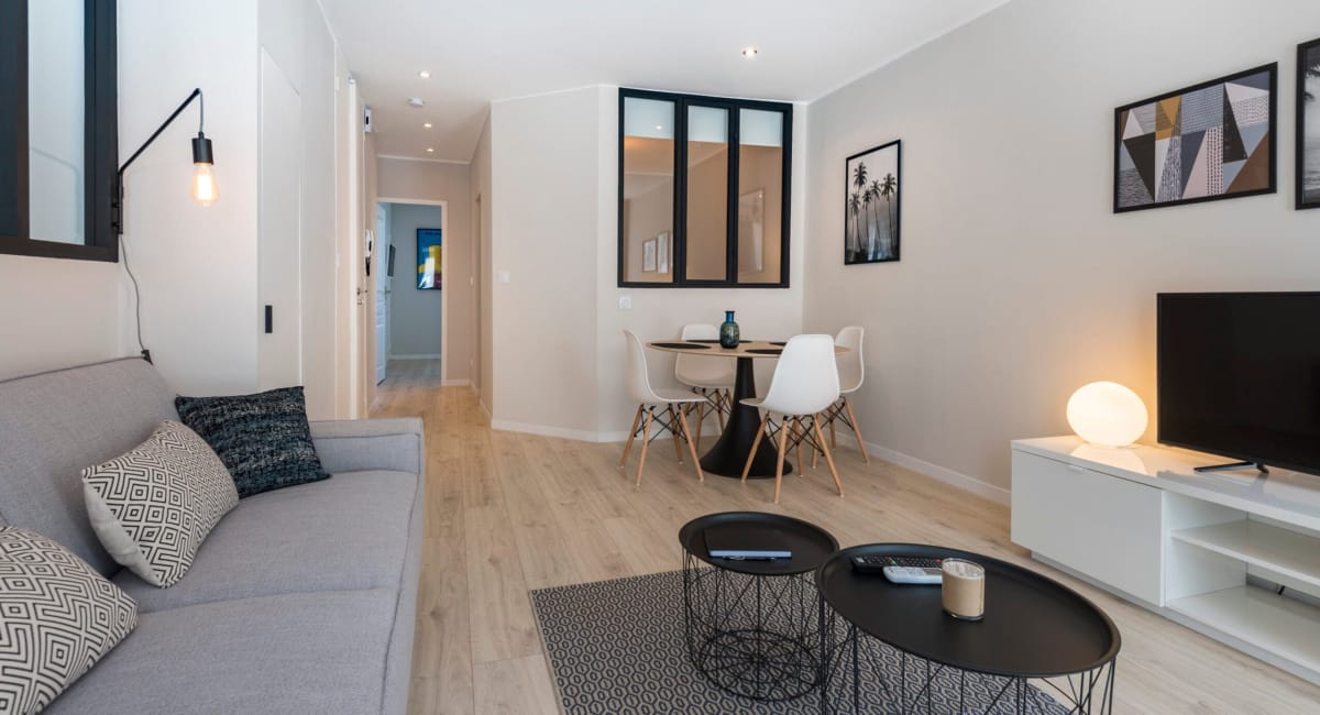 Intérieur moderne d'un appartement avec canapé, table et décoration stylée.