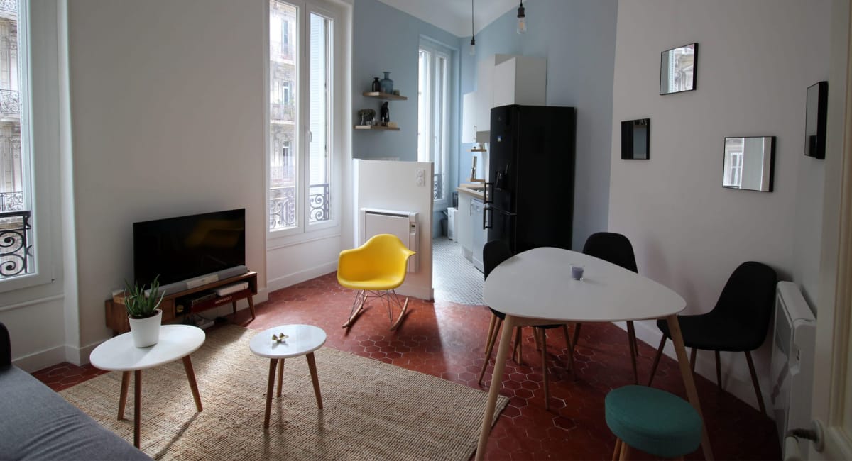 Intérieur d'un appartement parisien moderne et chaleureux avec des meubles design.