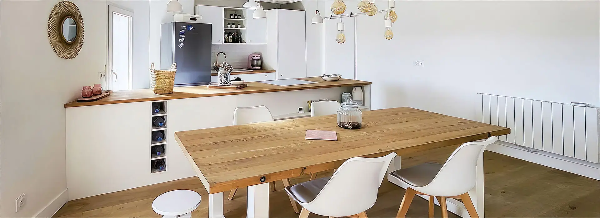 une cuisine avec une table, des chaises et un chiffon de table