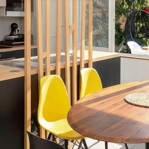 une table de salle à manger avec des chaises et une fenêtre