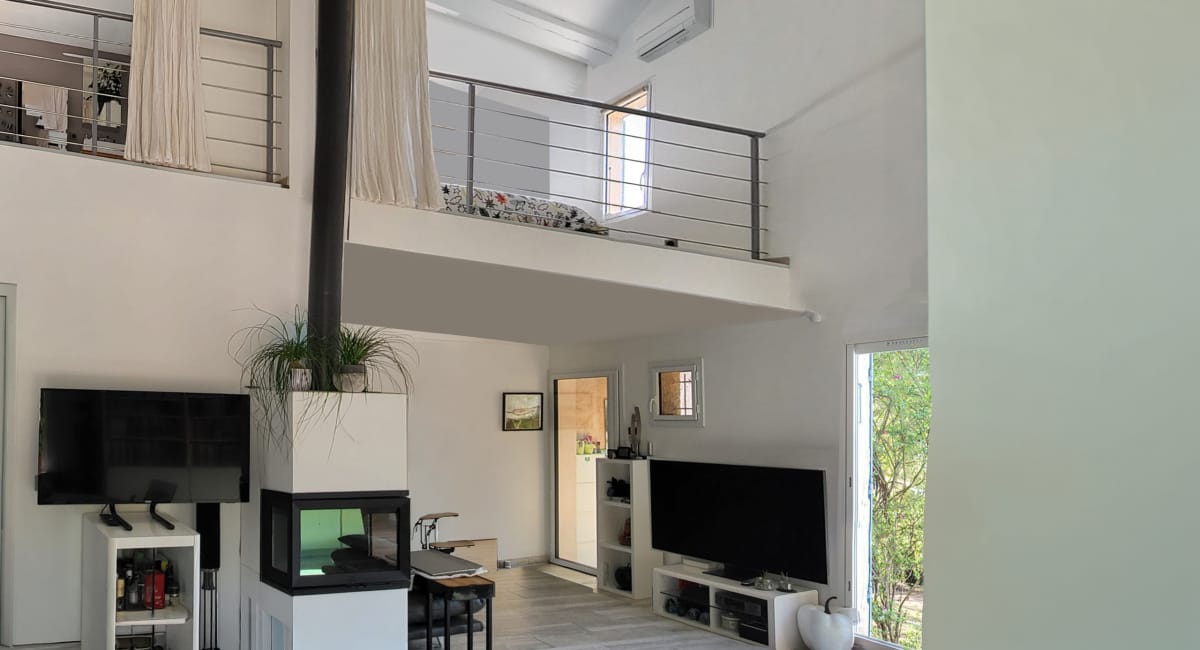 Intérieur d'une maison moderne avec un espace de vie spacieux et une mezzanine.