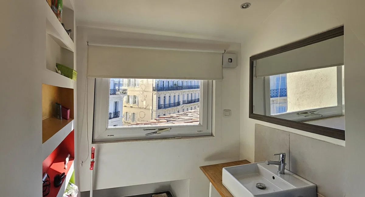 Petit espace de rangement avec vue sur la ville et des fenêtres.