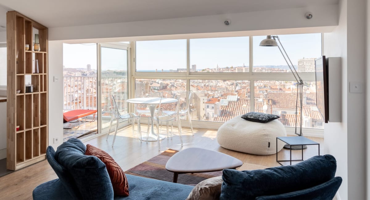 Intérieur moderne avec vue imprenable sur la ville et un mobilier confortable.