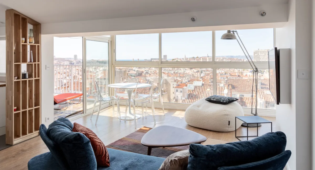 Intérieur moderne avec vue imprenable sur la ville et un mobilier confortable.