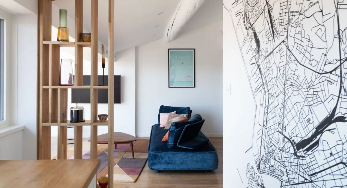 Intérieur moderne et chaleureux avec une décoration soignée et un plan de ville.