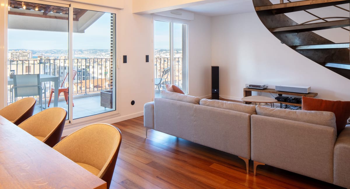 Intérieur moderne d'un appartement avec vue sur la ville.