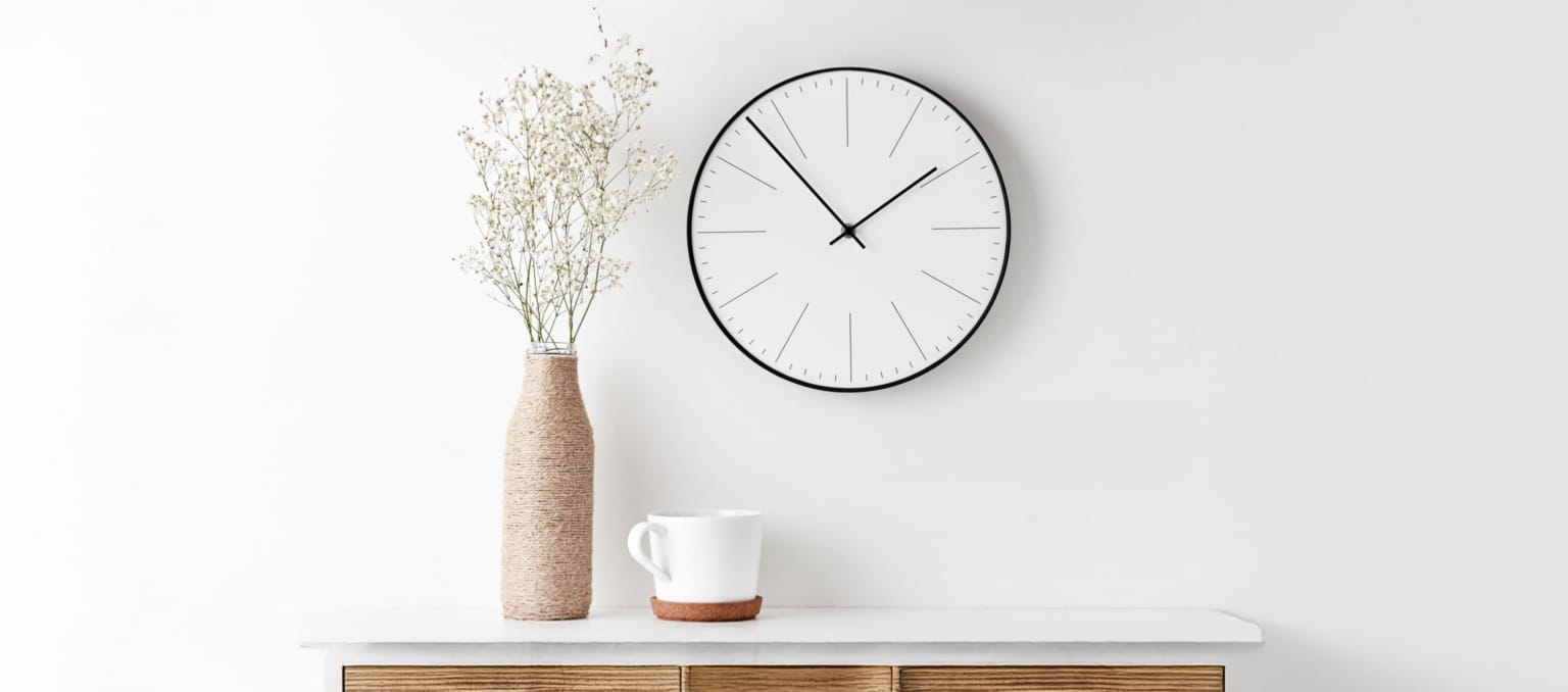 Un intérieur moderne et épuré avec une horloge murale et des décorations minimalistes.