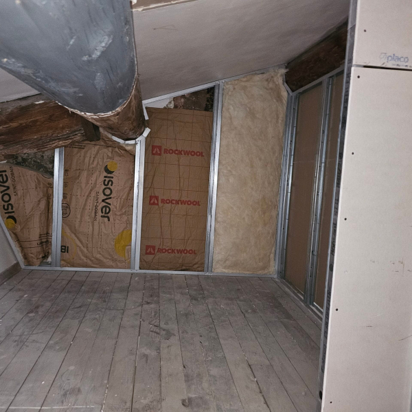 Mezzanine : création des cloisons séparant la chambre de la salle d’eau