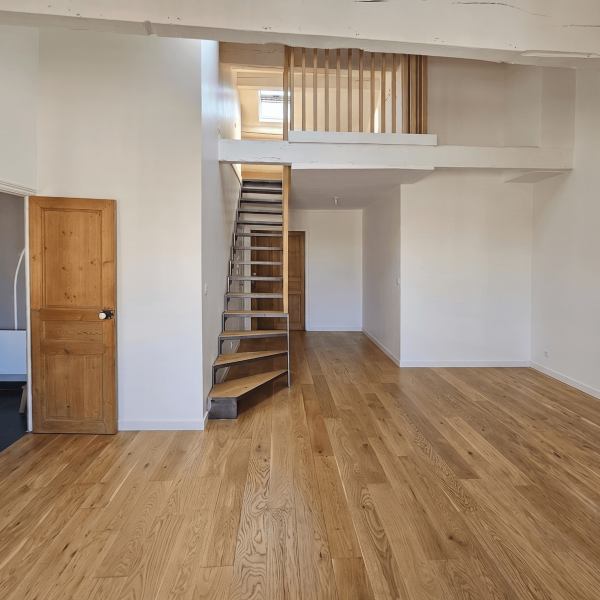 Vue du séjour : escalier et mezzanine