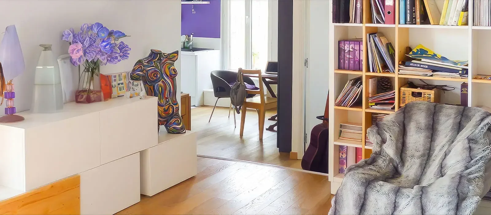 un salon rempli de meubles et de décorations