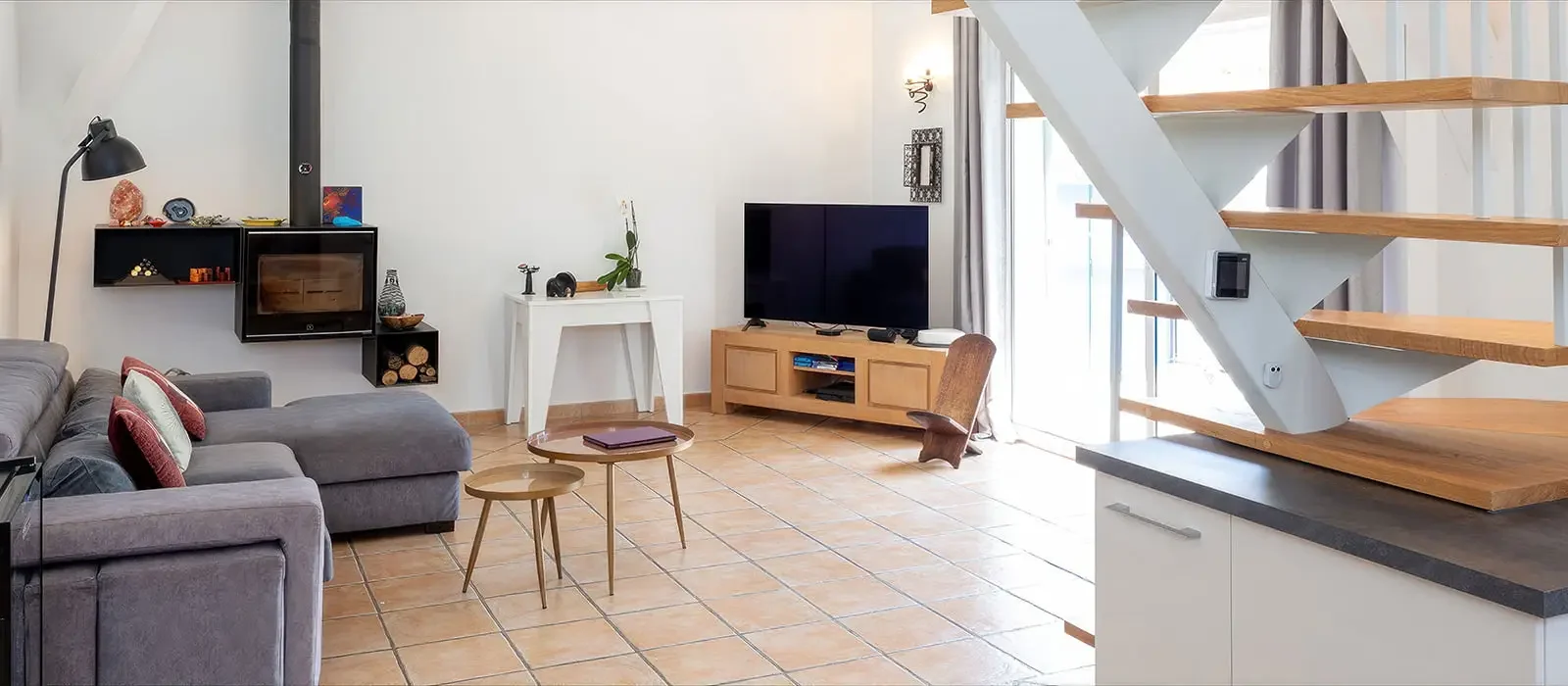 un salon rempli de meubles et de téléviseur