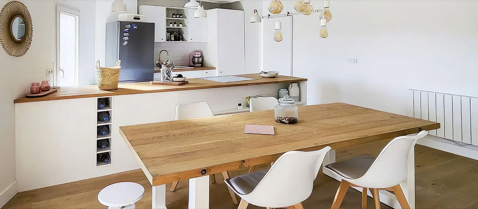 une cuisine avec une table, des chaises et un chiffon de table