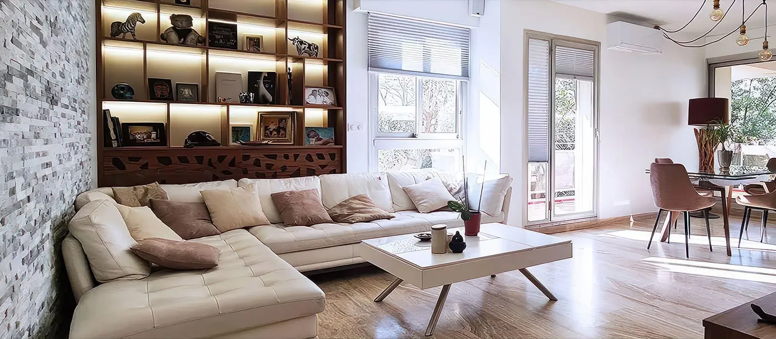 un salon rempli de meubles et une fenêtre