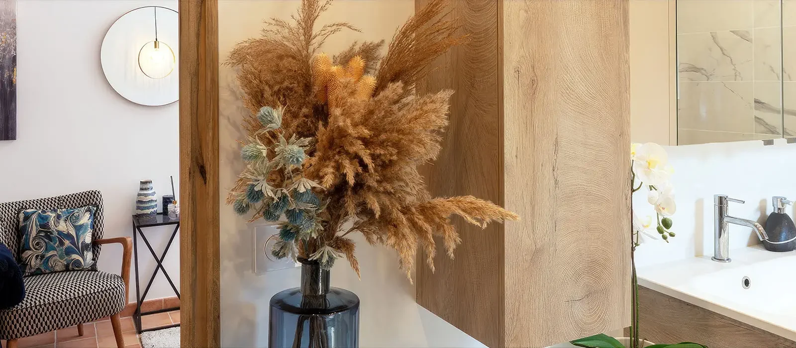 un vase rempli de fleurs sur un comptoir