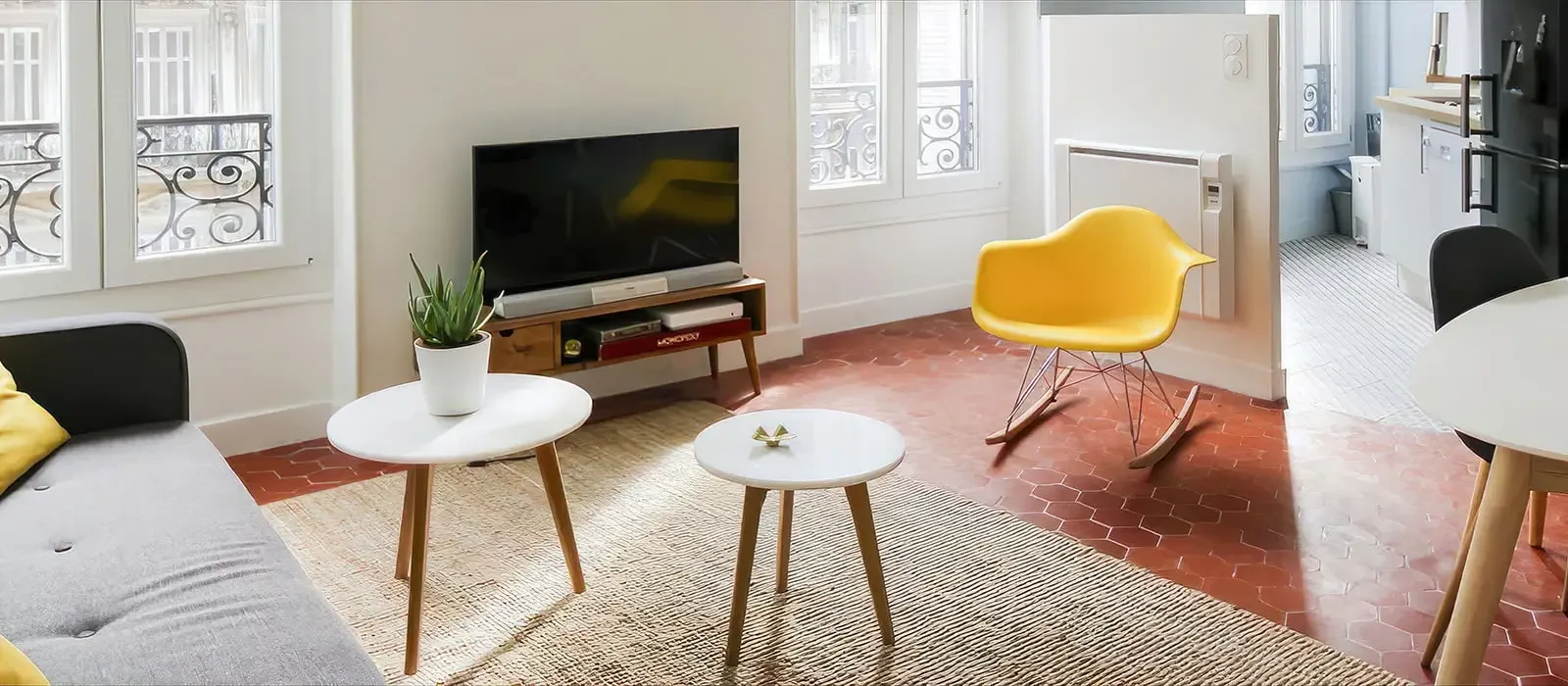 un salon rempli de meubles et de téléviseur