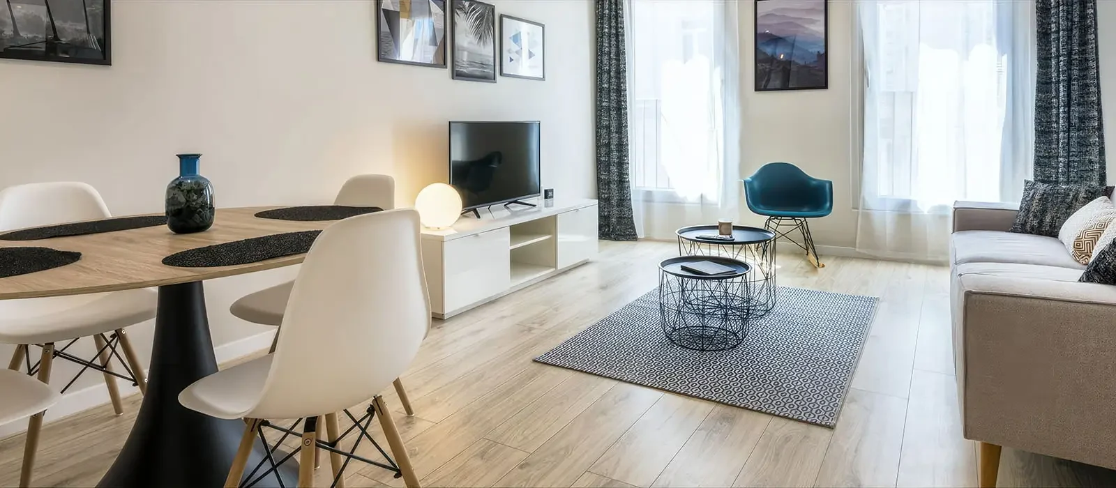 un salon rempli de meubles et une table